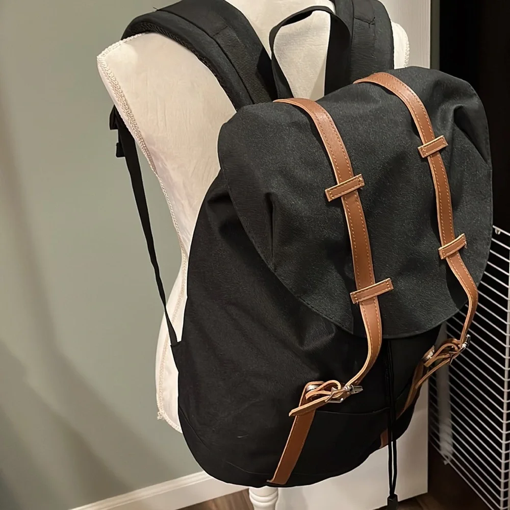 Backpack - Picture 3 of 7